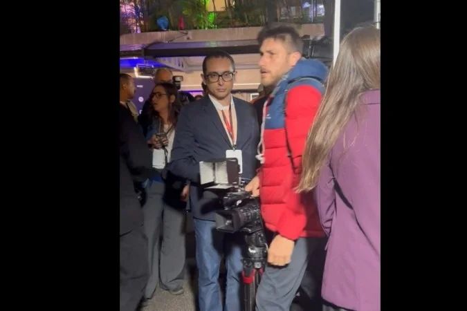 Câmeras e profissionais de imprensa nos bastidores de debate