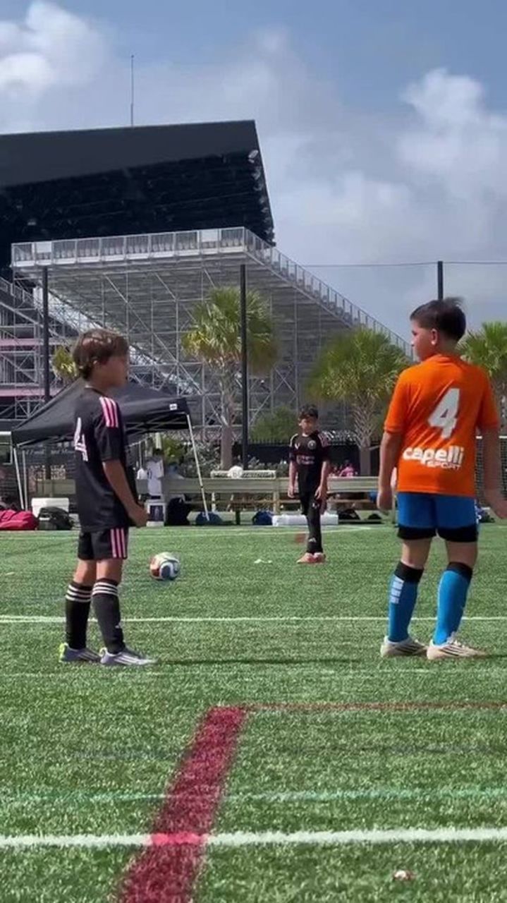 Ciro Messi com óculos escuros e braços cruzados após marcar gol