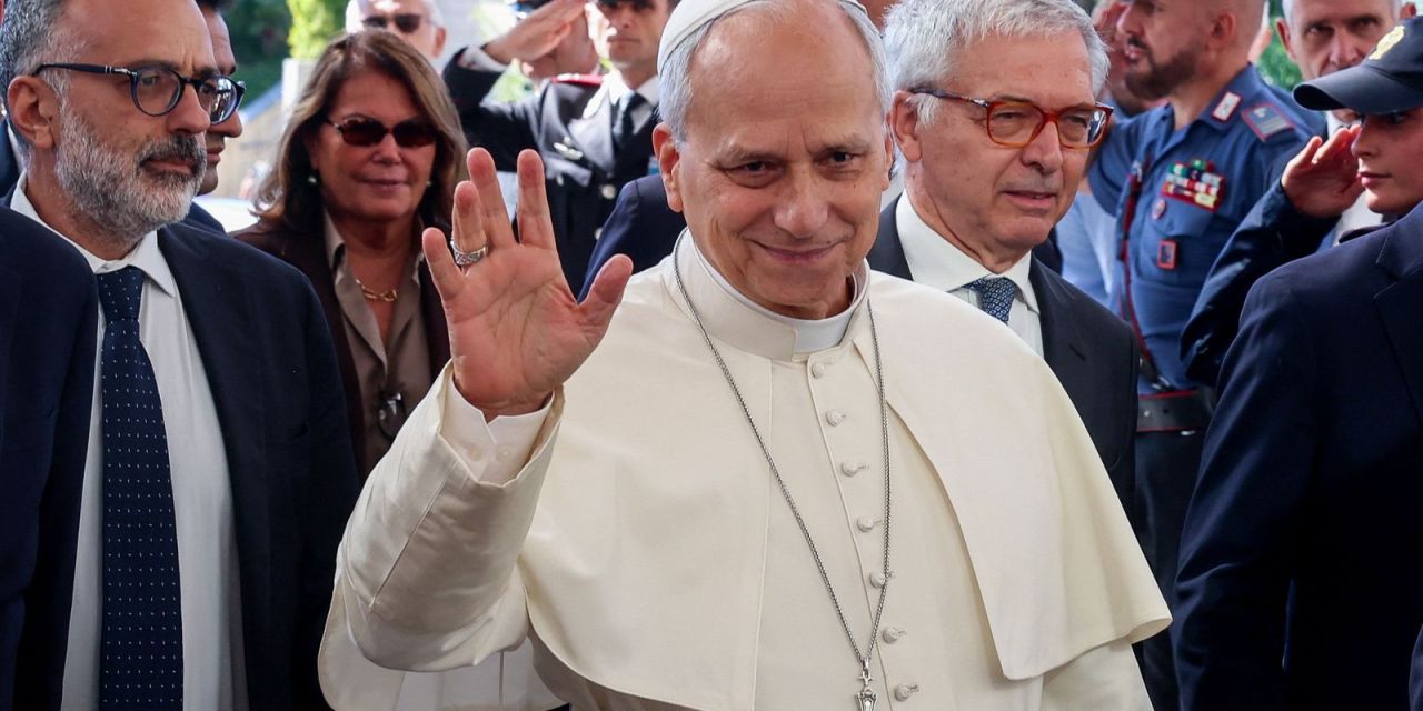 Papa Leão acenando ao sair do Vaticano antes de ir ao hospital Gemelli
