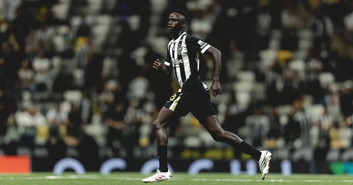 Cissé em ação com a bola pelo Atlético
