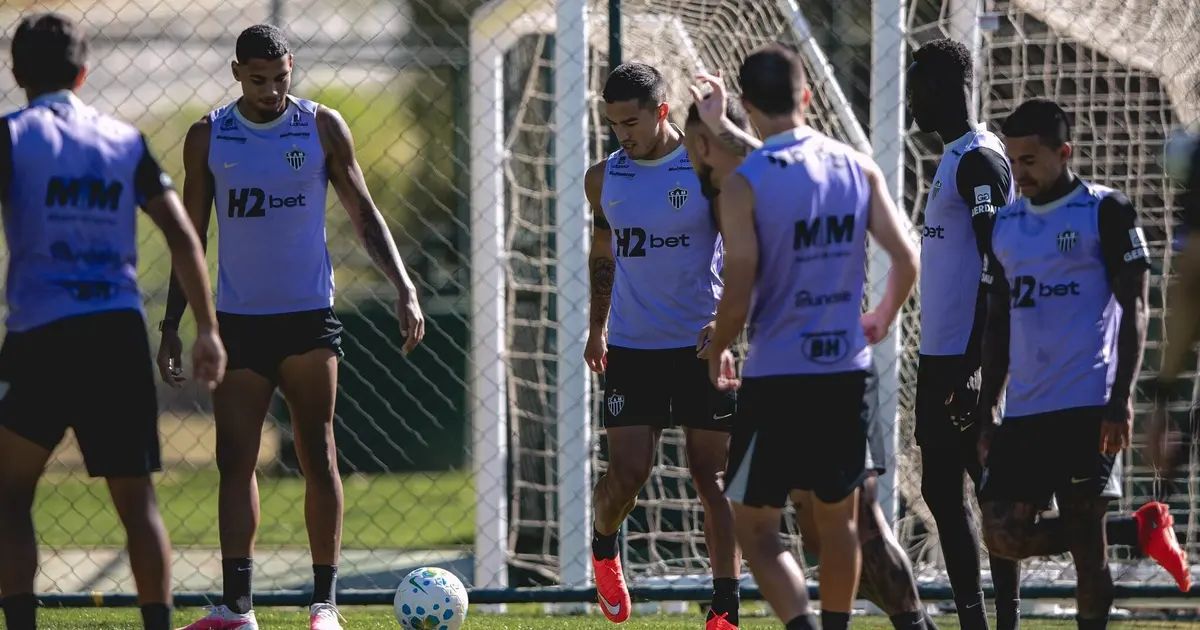 Jogadores do Atlético em aquecimento antes do jogo