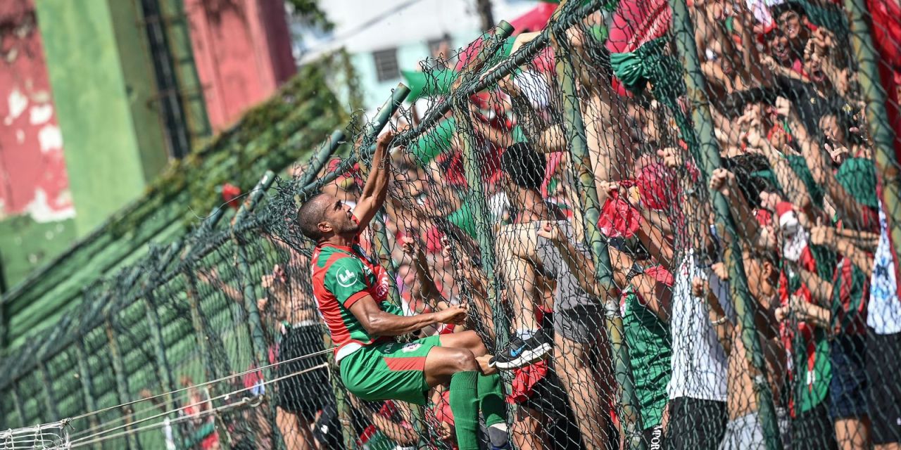 Foto histórica de jogadores da Portuguesa Santista e do Jabaquara