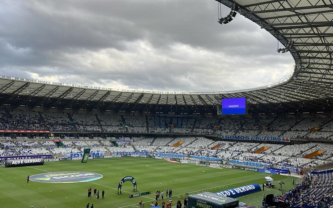 Fachada do Mineirão com bandeiras dos dois clubes