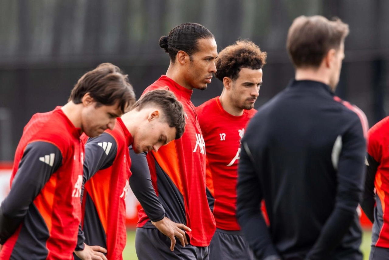 Jogadores de Manchester United e Liverpool disputando bola em Old Trafford