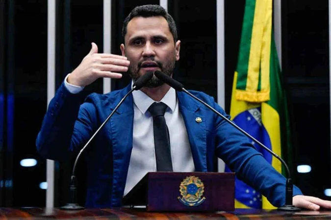Senador Cleitinho Azevedo no plenário do Senado