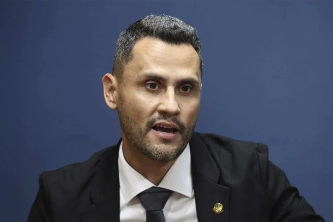 Montagem por IA que mostra Donald Trump com vestes e iconografia religiosa