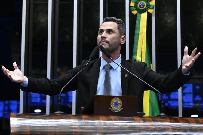 Cleitinho visivelmente emocionado em vídeo ao anunciar recuo