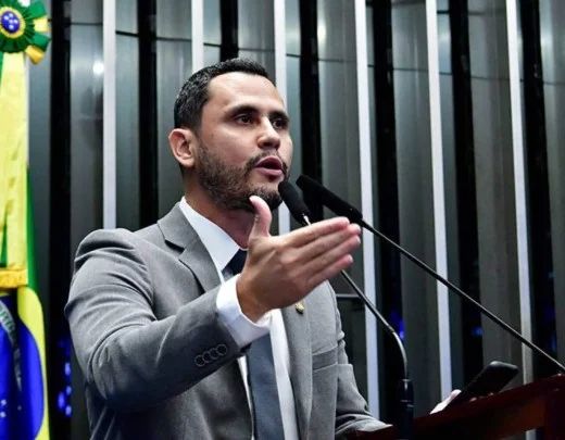 Cleitinho Azevedo ao lado de Marcos Pereira em vídeo anunciando desistência