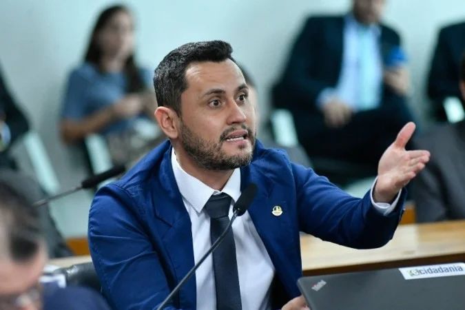 Senador Cleitinho em coletiva em Brasília