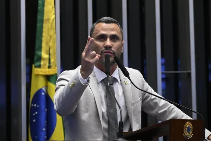 Senador Cleitinho no plenário do Senado