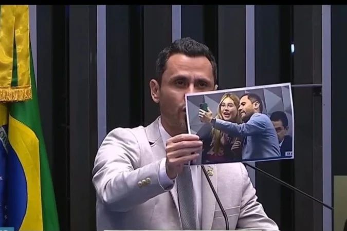 Cleitinho reproduz foto com Virginia Fonseca na tribuna do Senado
