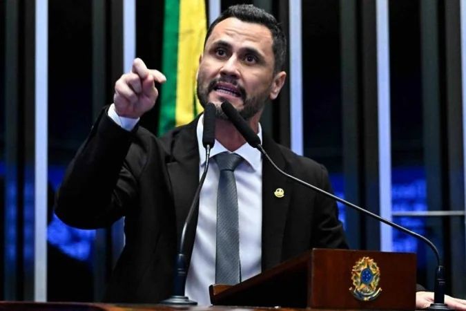 Cleitinho discursando no plenário do Senado