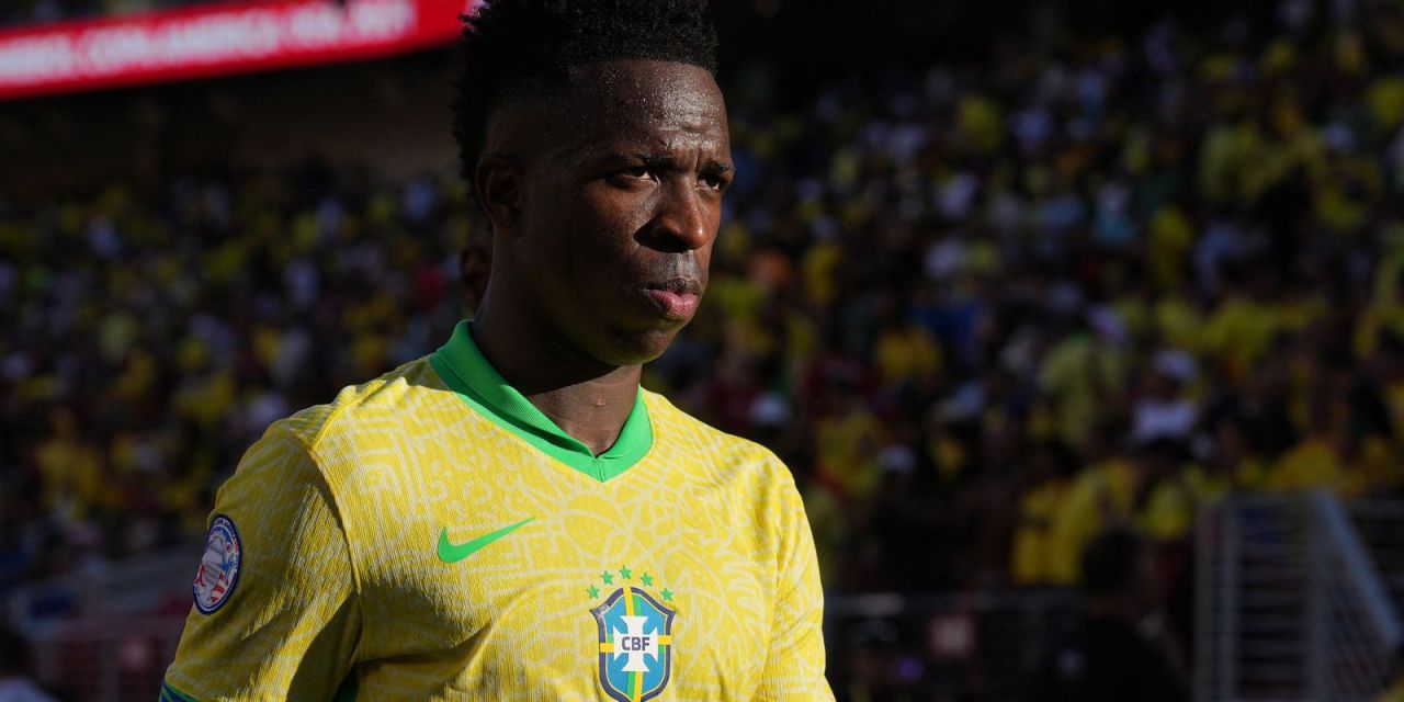 Jogador comemorando gol pela seleção durante a Copa do Mundo