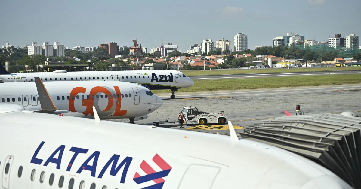 Avião no pátio de aeroporto durante abastecimento