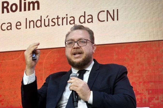 Pablo Rolim durante debate sobre a escala 6x1