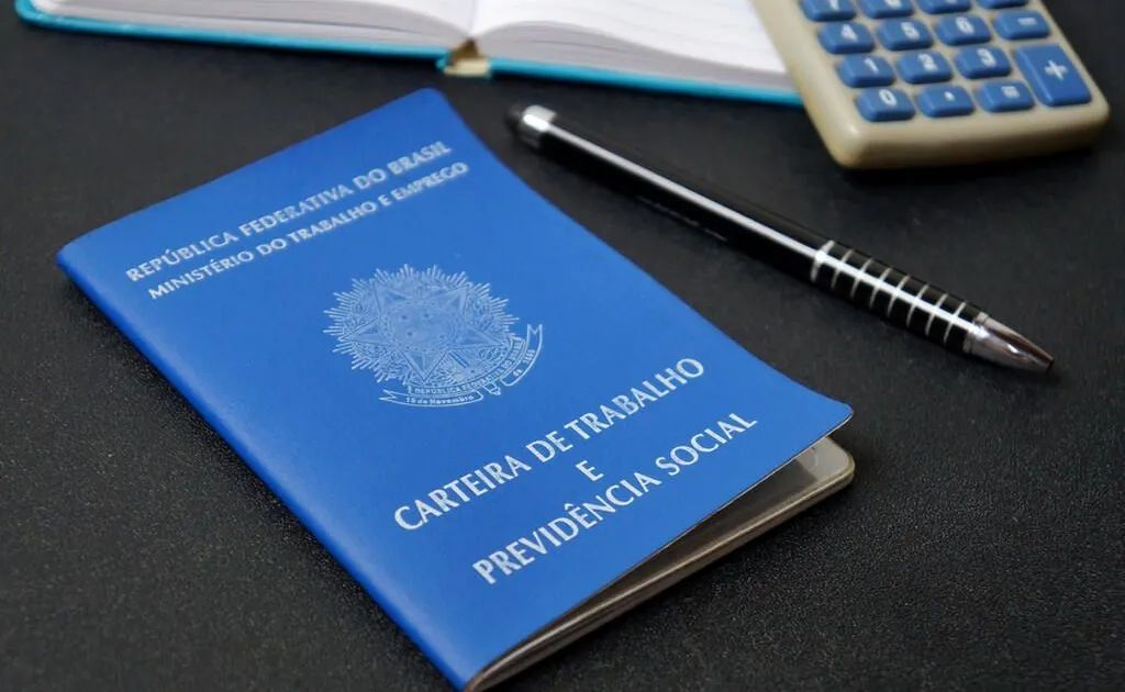 Fila de candidatos em porta de emprego