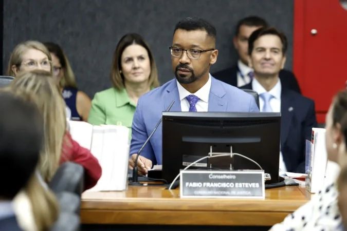 Criança usando celular para gravar vídeo