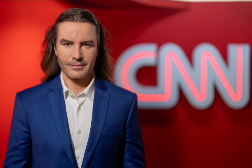 Logo da CNN Brasil com referência a inteligência artificial
