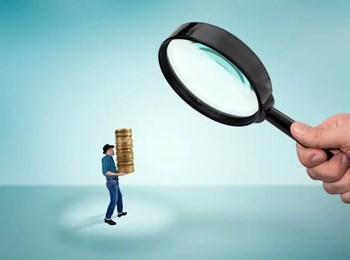 Empresário consultando situação de CNPJ negativado