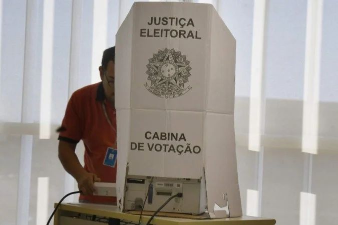 Entrevistador aplica questionário de pesquisa em local público