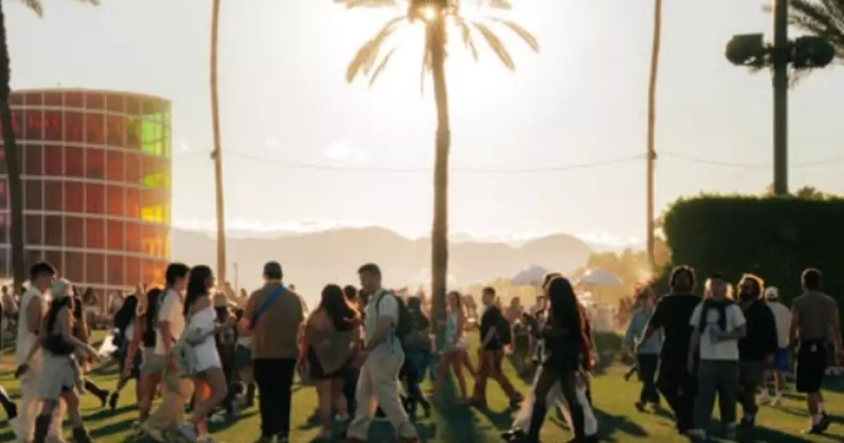 Palco do Coachella com público no deserto de Indio