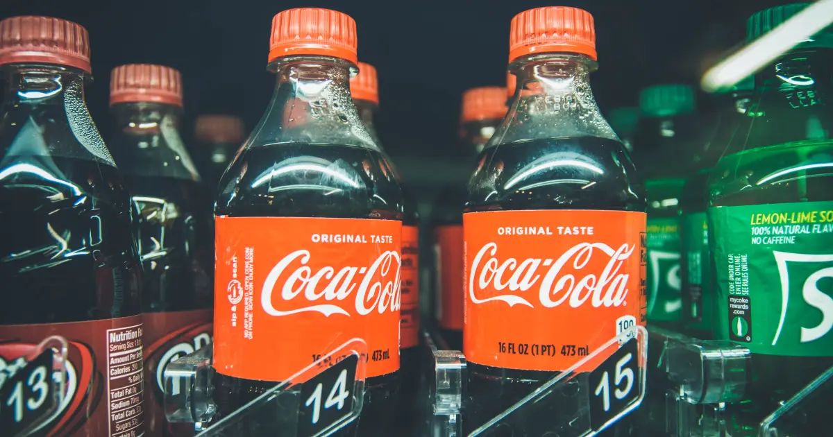 Garrafa da Coca-Cola com rótulo promocional da Copa