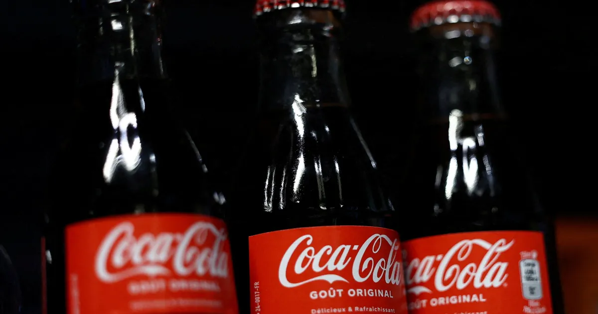 Prateleira com bebidas Coca-Cola