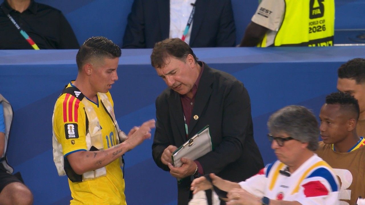 James Rodríguez usando colete de gelo durante parada para hidratação