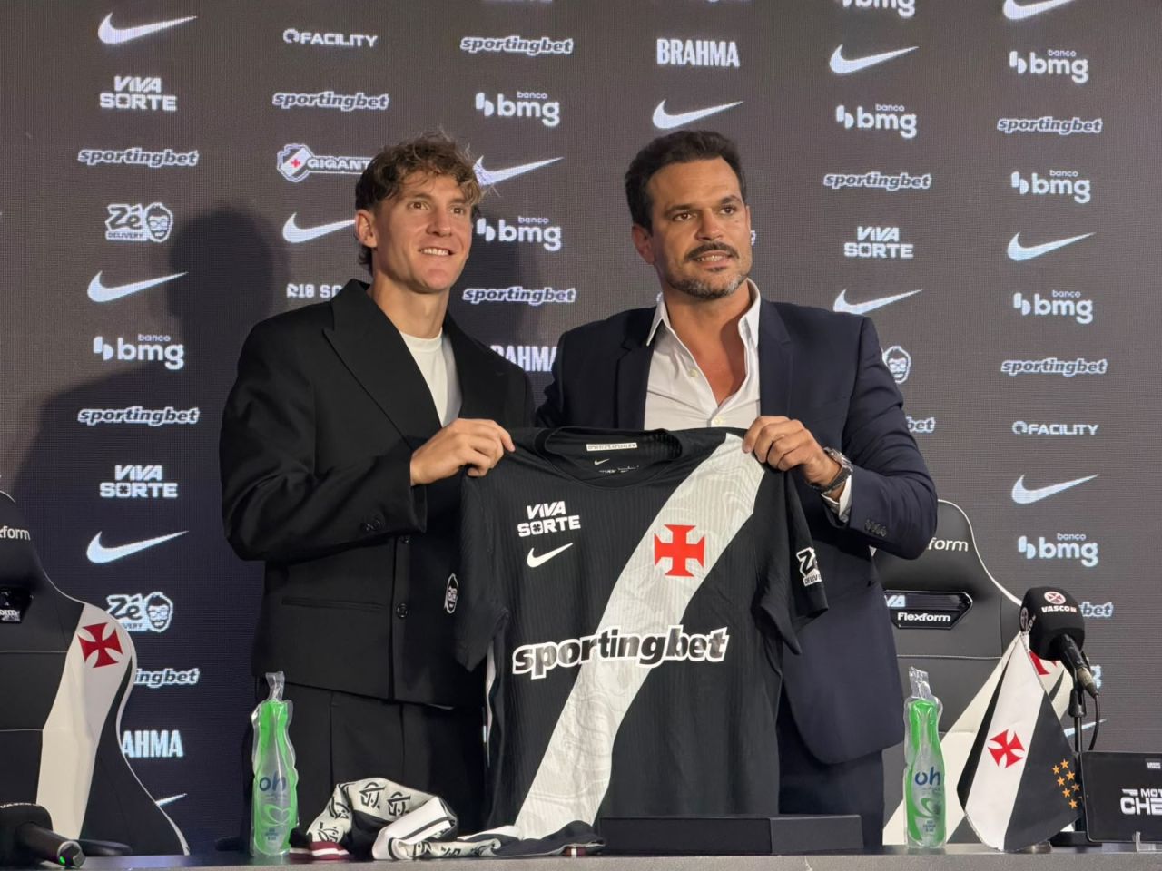 Facundo Colidio durante apresentação no CT do Vasco