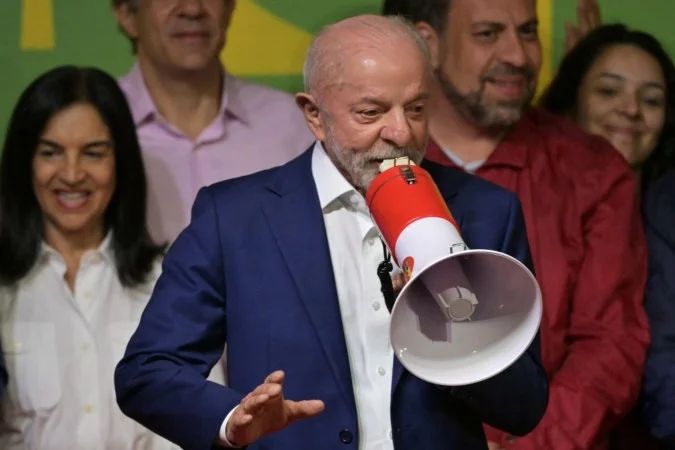 Fachada do Tribunal Superior Eleitoral com ícones do Facebook e Instagram