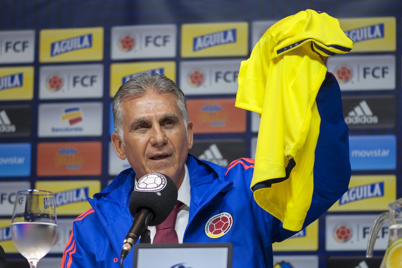 Carlos Queiroz comemorando com torcida de Gana