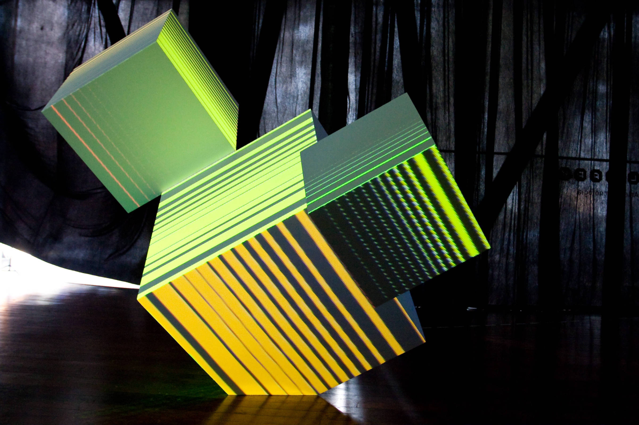 Página de jornal com colunas semelhantes geradas por inteligência artificial