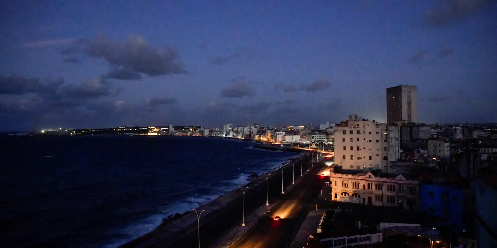 Navio atracado em Havana com carga humanitária