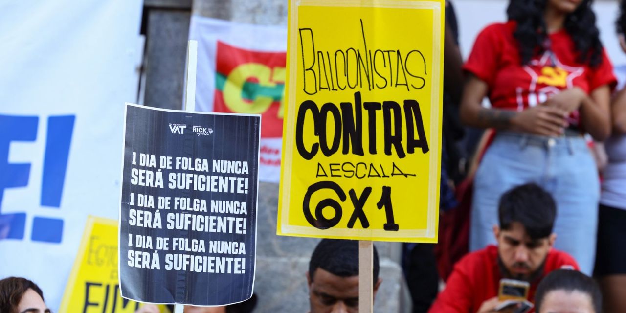 Deputados em comissão da Câmara durante sessão