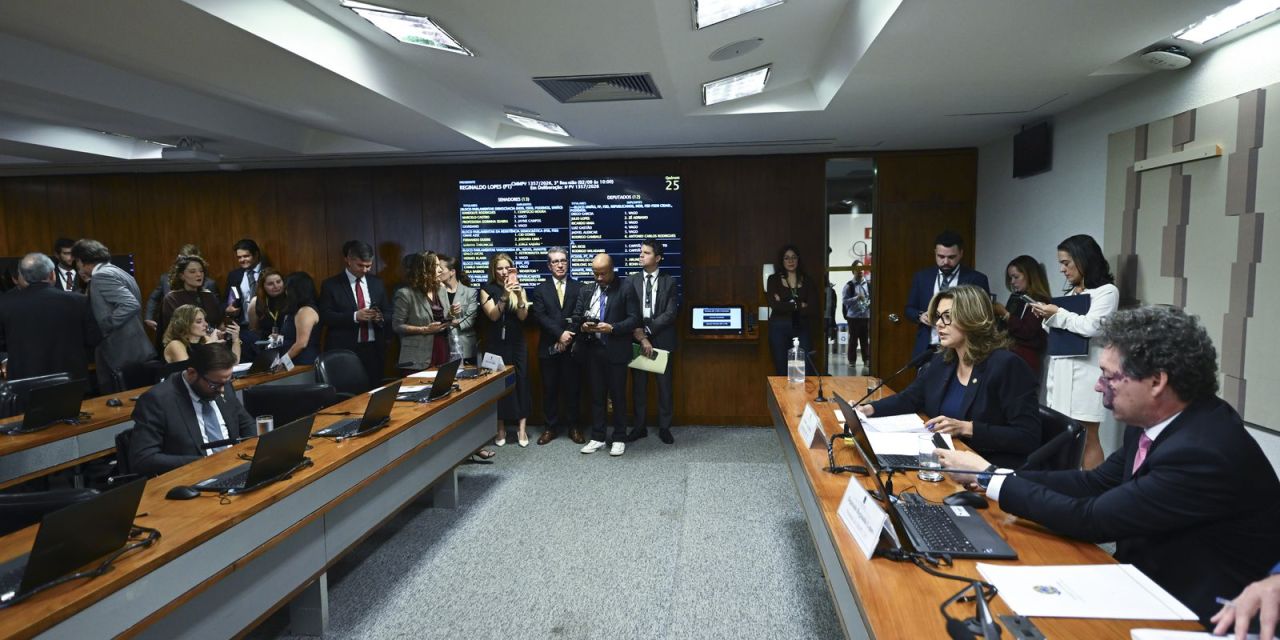 Parlamentares debatem medida provisória sobre importações postais