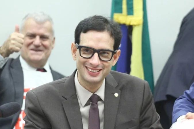 Deputados em sessão da comissão especial