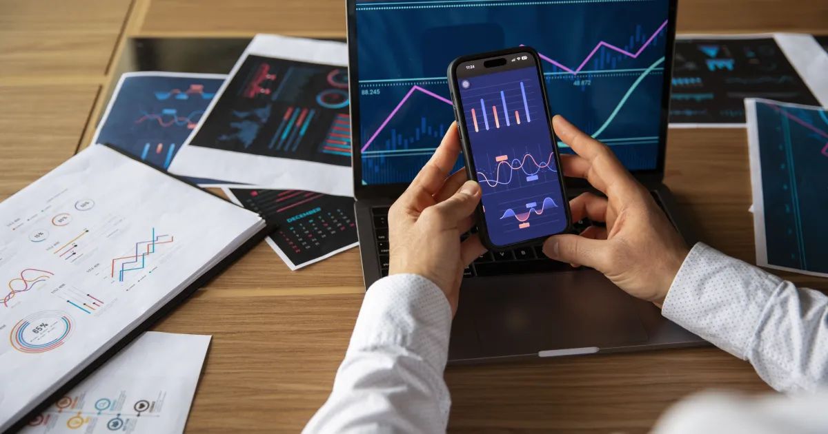 Pessoa analisando gráficos financeiros