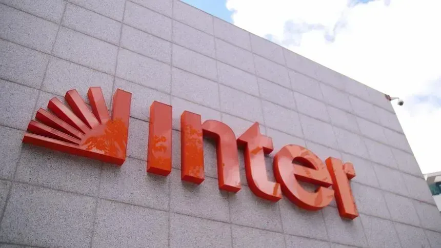 Usuário usando aplicativo bancário no celular