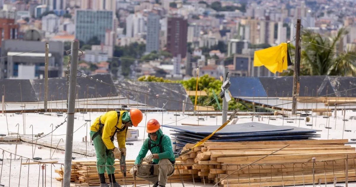 Placa de construtora em frente a obra em construção