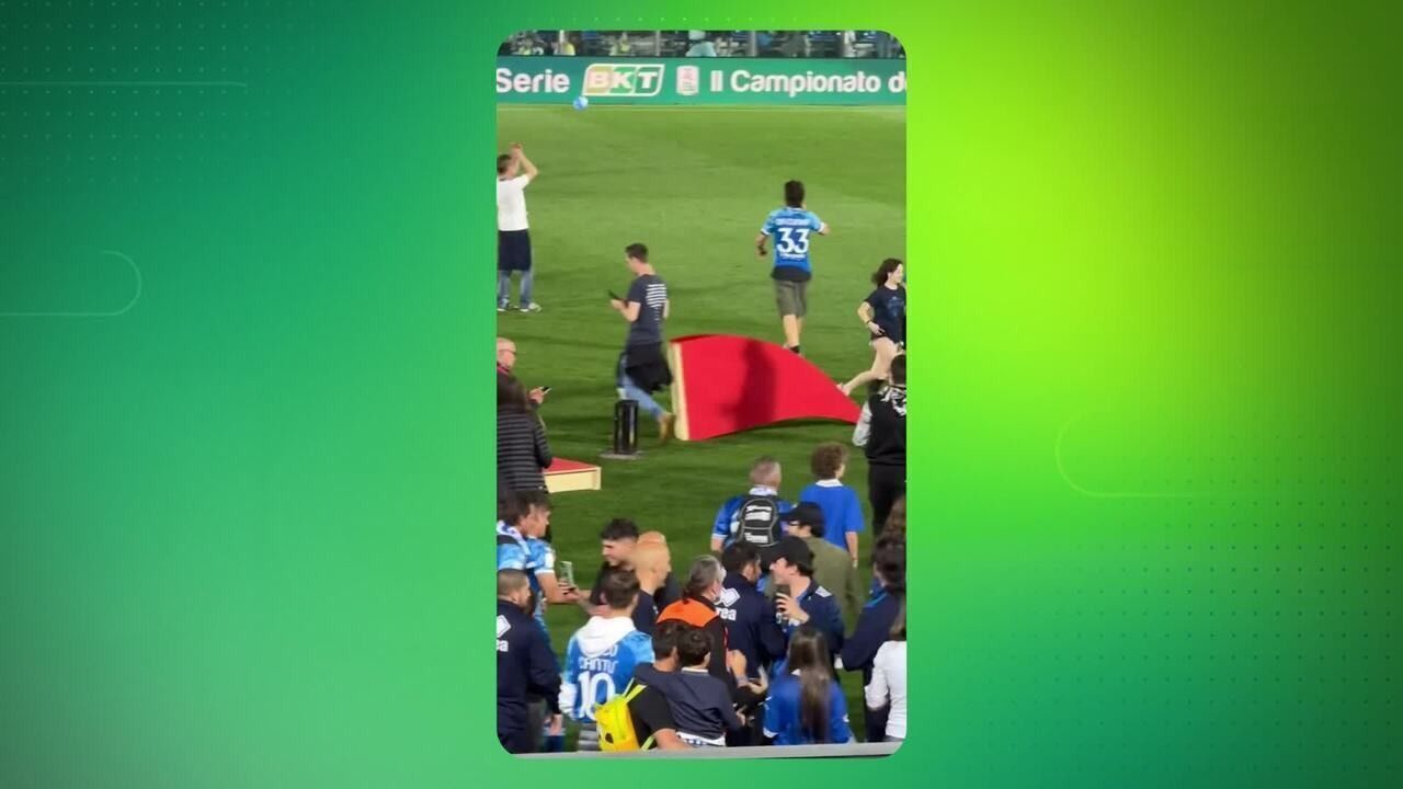 Jogadores do Como festejam vaga na Champions