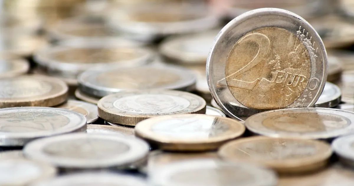 Moedas estrangeiras sobre mapa de viagem