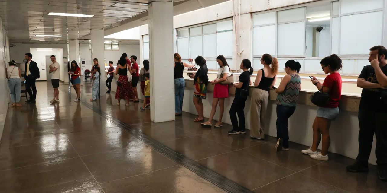 eleitor consultando local de votação no celular