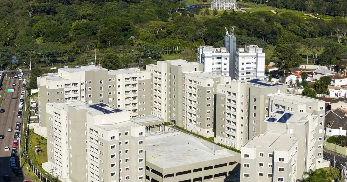 rua de bairro com comércio e moradias