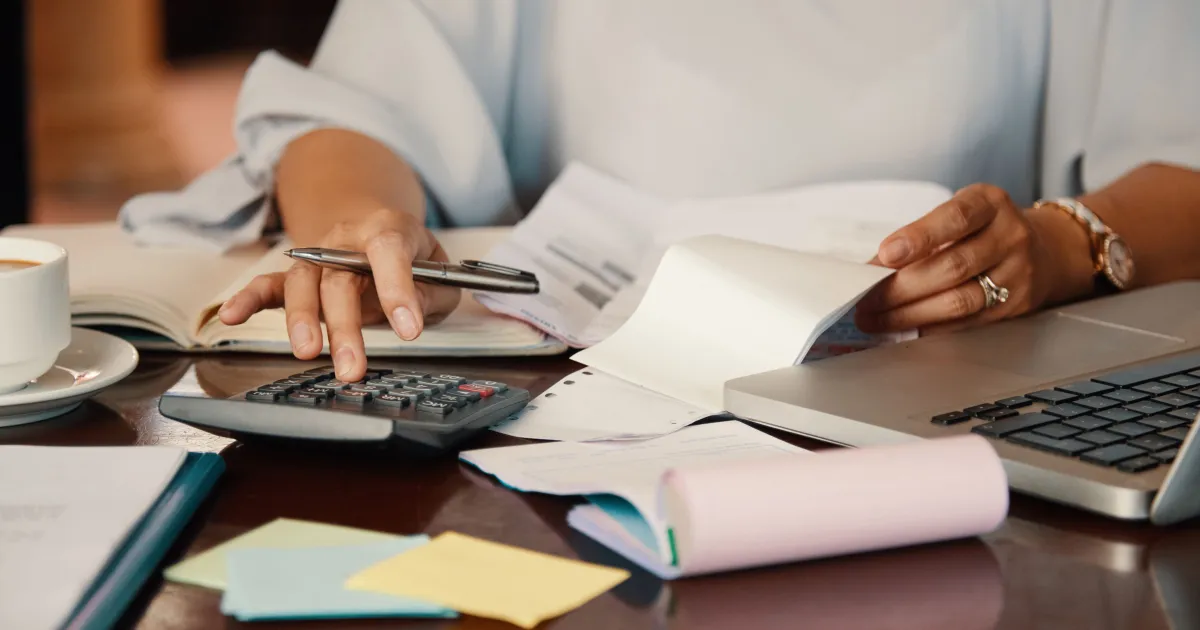 Pessoa consultando extrato de previdência e gráficos