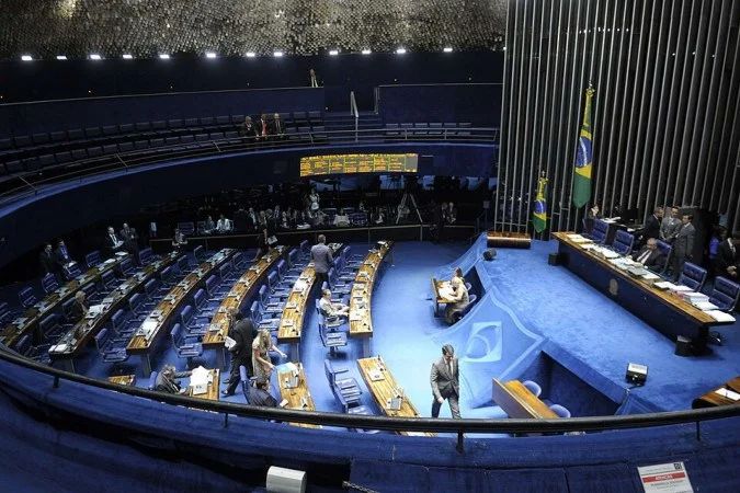 Urna eletrônica com dois votos para o Senado