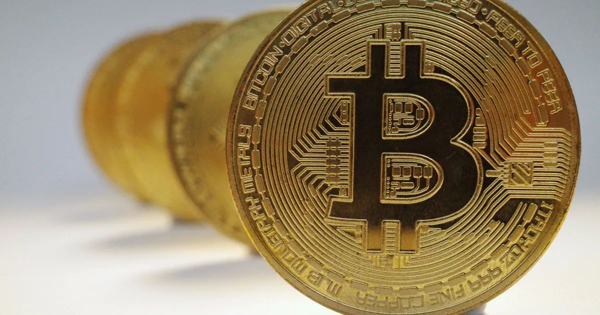 Tela com cotações de criptomoedas e gráfico