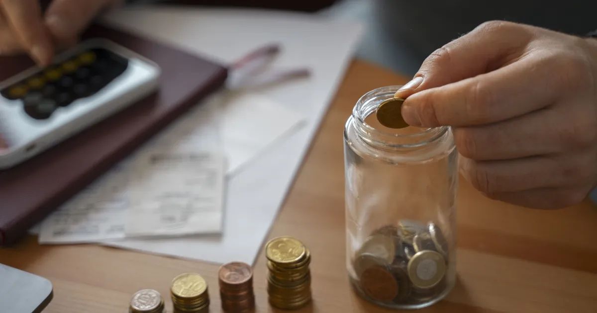 mãos segurando cartão de crédito e celular com aplicativo financeiro