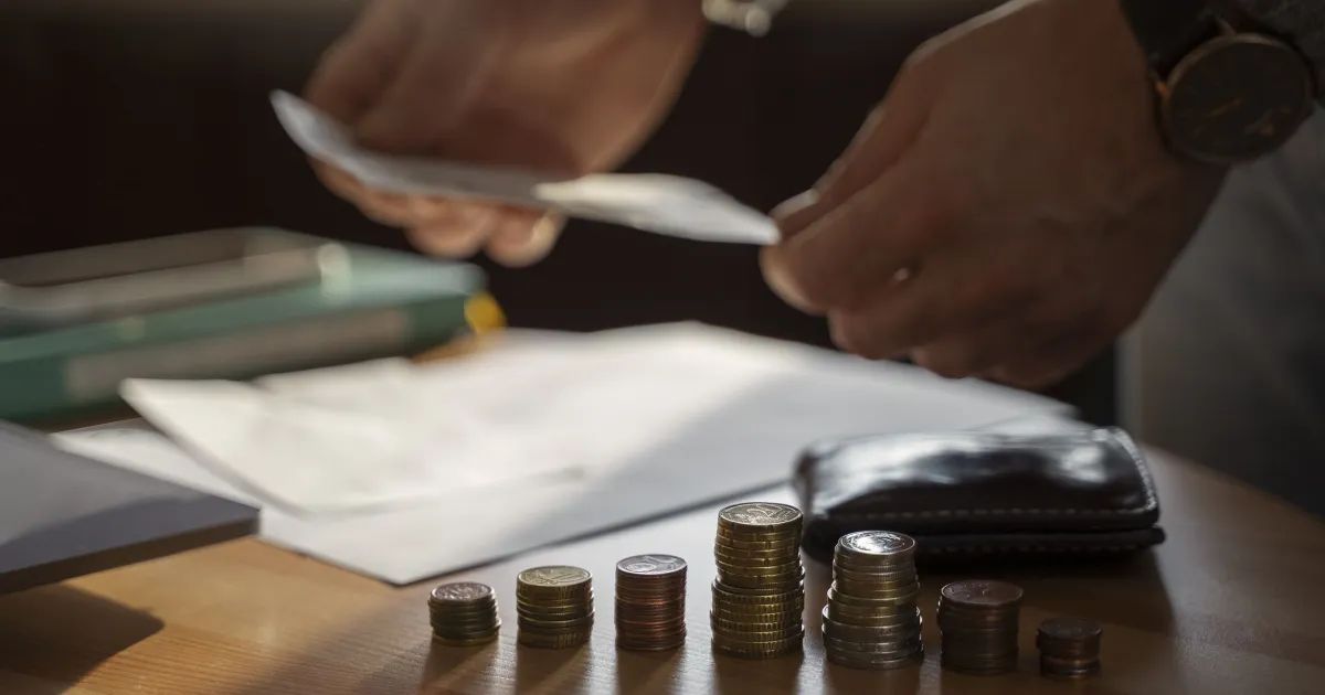 Pessoa consultando taxas de juros em aplicativo bancário