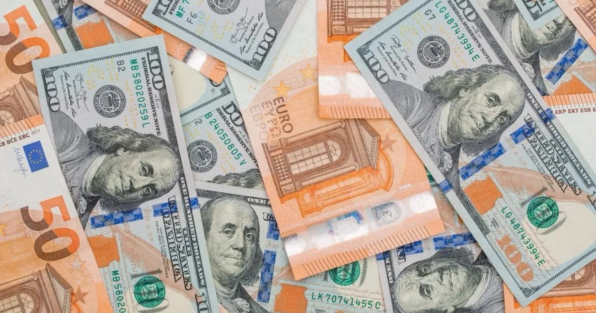 Tela de app bancário com dados para transferência internacional
