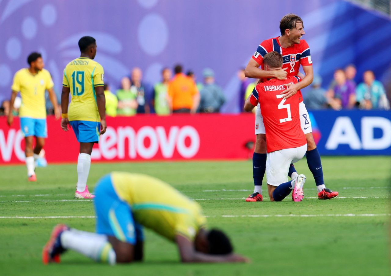 Jogadores da seleção brasileira lamentam eliminação em jogo do Mundial